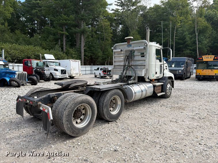 image for item YA4747 2017 Mack CXU613 semi truck