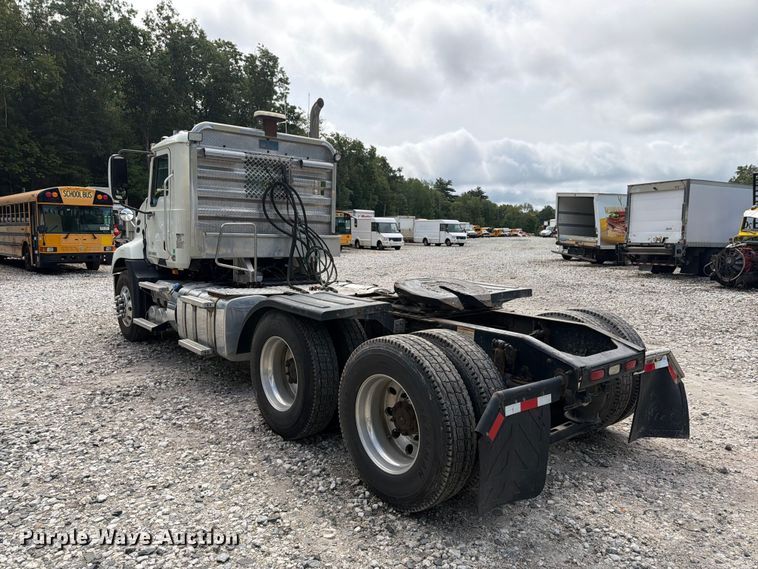 image for item YA4747 2017 Mack CXU613 semi truck