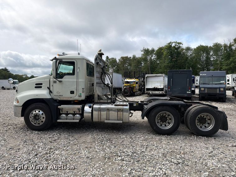 image for item YA4747 2017 Mack CXU613 semi truck