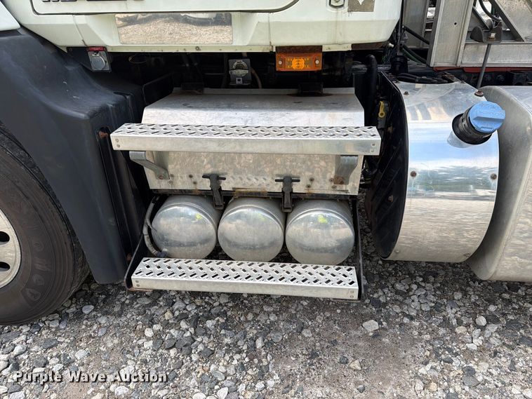 image for item YA4747 2017 Mack CXU613 semi truck