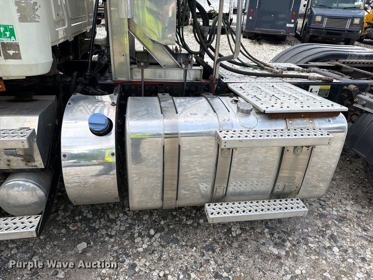 image for item YA4747 2017 Mack CXU613 semi truck