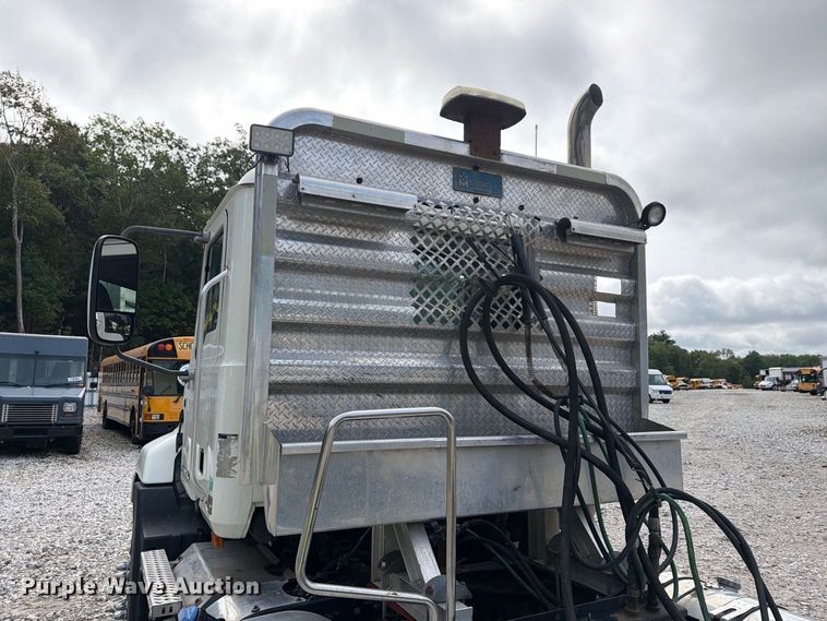 image for item YA4747 2017 Mack CXU613 semi truck