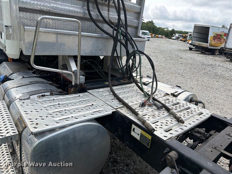 image for item YA4747 2017 Mack CXU613 semi truck