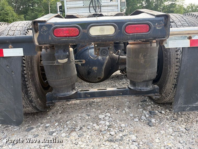 image for item YA4747 2017 Mack CXU613 semi truck