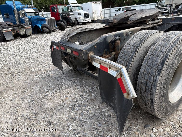 image for item YA4747 2017 Mack CXU613 semi truck