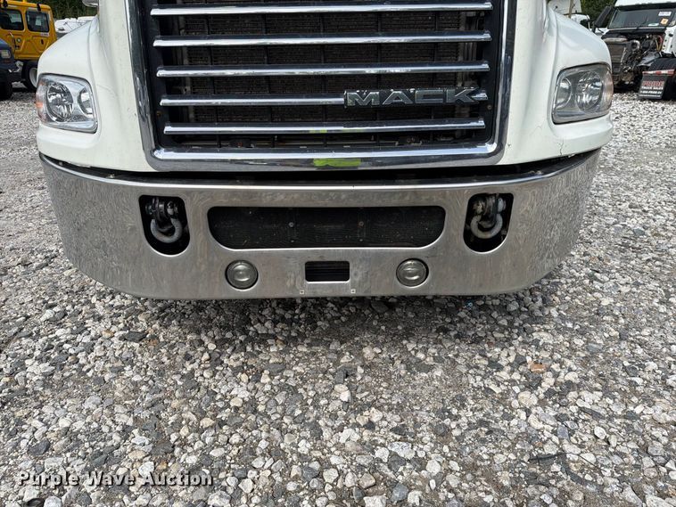 image for item YA4747 2017 Mack CXU613 semi truck