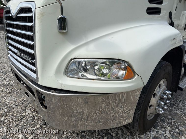 image for item YA4747 2017 Mack CXU613 semi truck