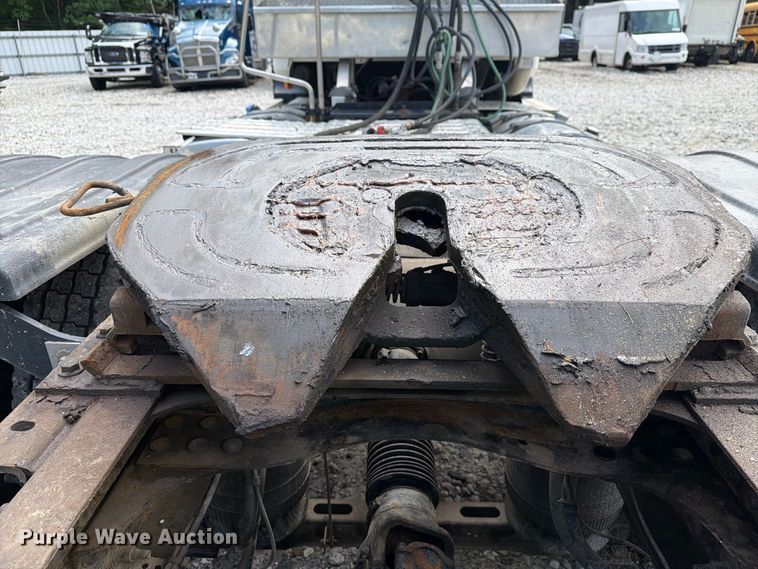 image for item YA4747 2017 Mack CXU613 semi truck