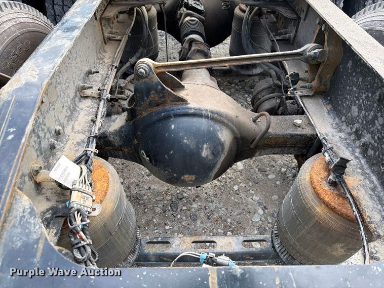 image for item YA4747 2017 Mack CXU613 semi truck