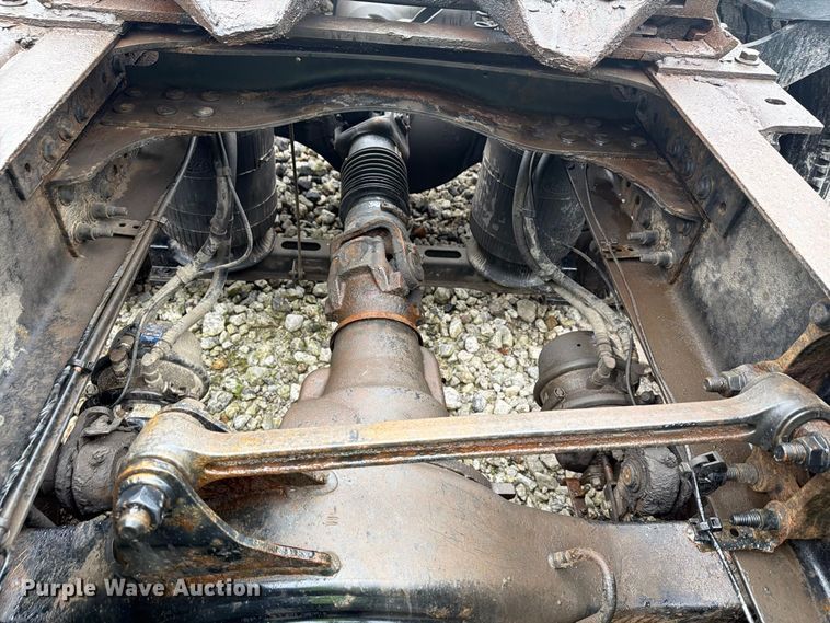 image for item YA4747 2017 Mack CXU613 semi truck
