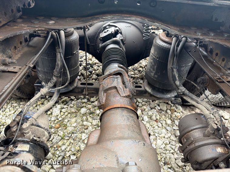 image for item YA4747 2017 Mack CXU613 semi truck