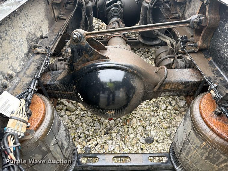 image for item YA4747 2017 Mack CXU613 semi truck