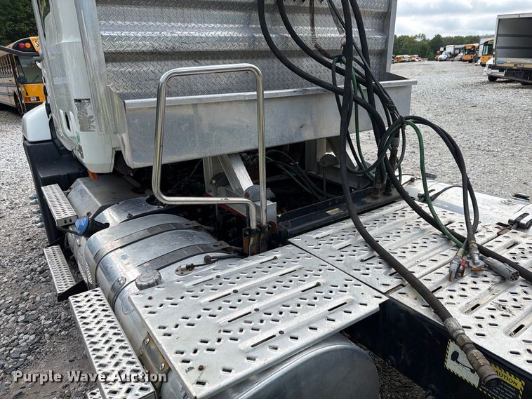 image for item YA4747 2017 Mack CXU613 semi truck