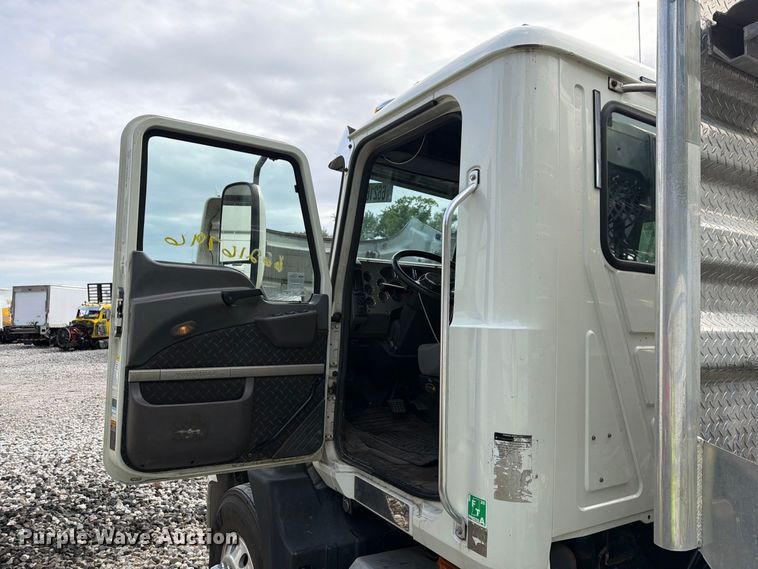 image for item YA4747 2017 Mack CXU613 semi truck