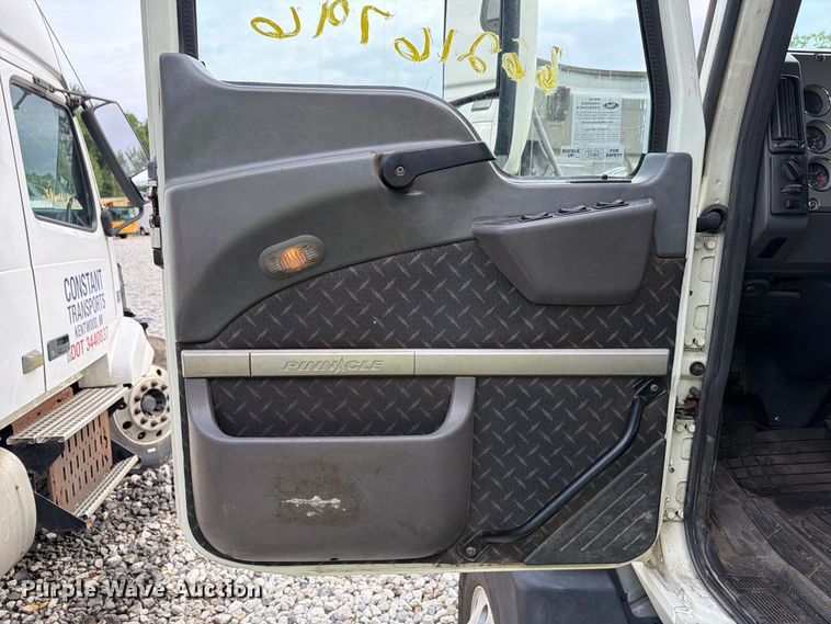 image for item YA4747 2017 Mack CXU613 semi truck