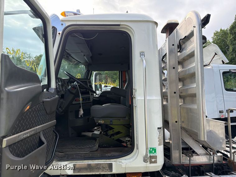 image for item YA4747 2017 Mack CXU613 semi truck