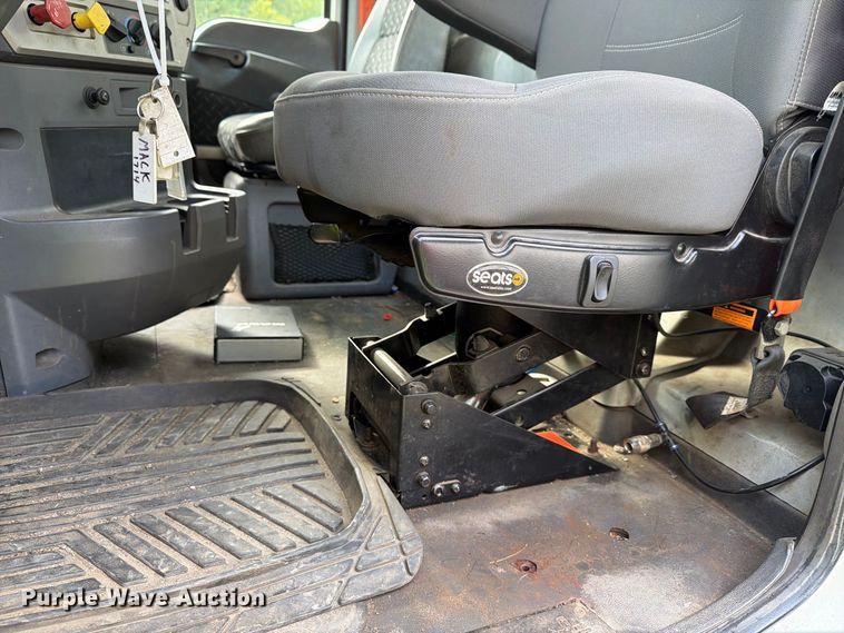 image for item YA4747 2017 Mack CXU613 semi truck
