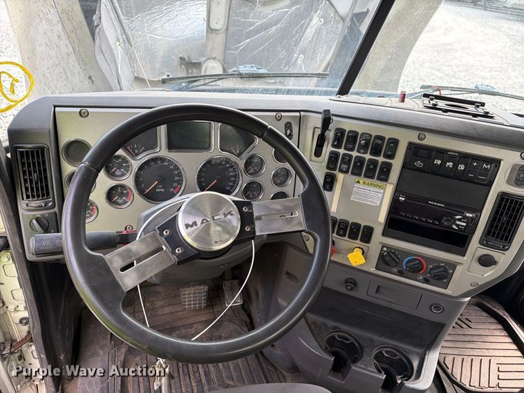image for item YA4747 2017 Mack CXU613 semi truck
