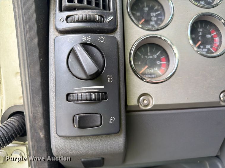 image for item YA4747 2017 Mack CXU613 semi truck