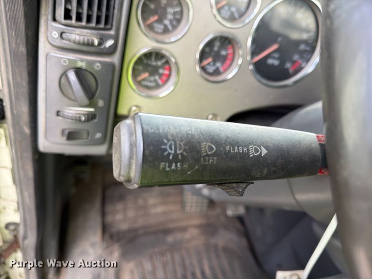 image for item YA4747 2017 Mack CXU613 semi truck