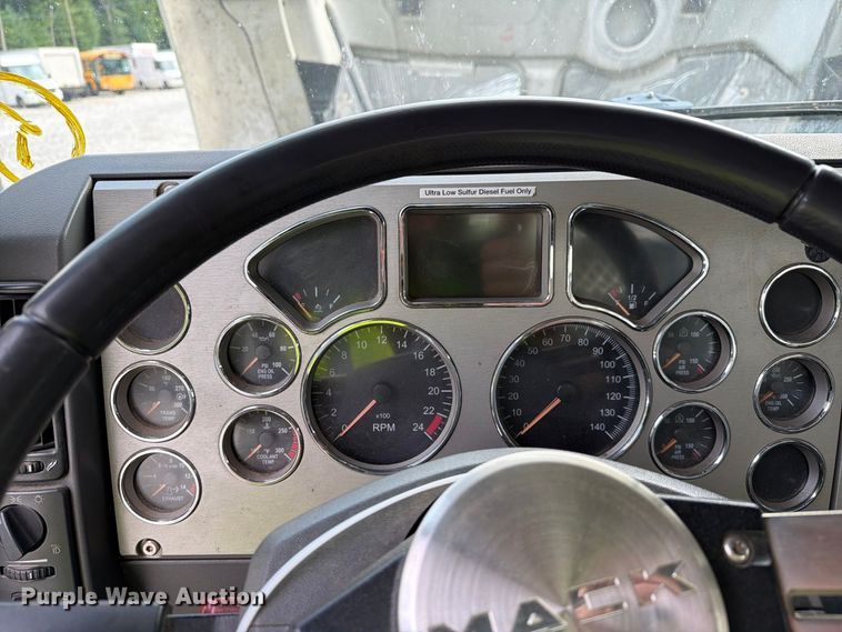 image for item YA4747 2017 Mack CXU613 semi truck