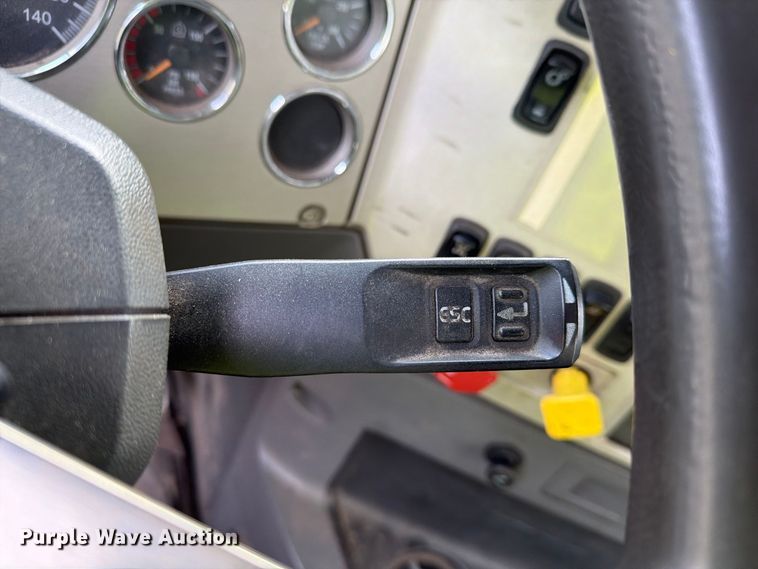 image for item YA4747 2017 Mack CXU613 semi truck