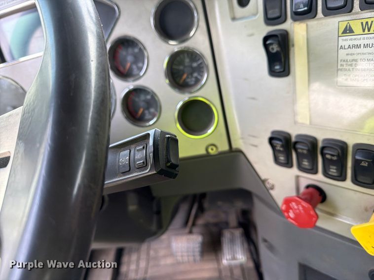 image for item YA4747 2017 Mack CXU613 semi truck