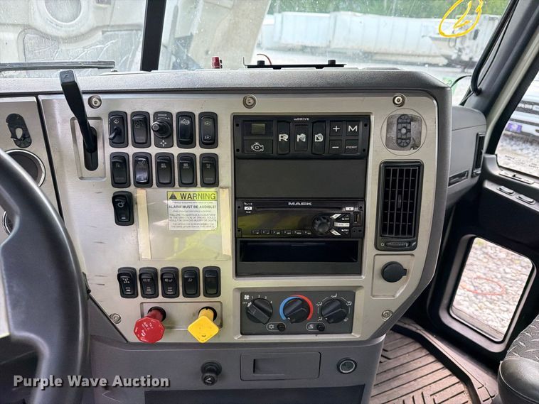 image for item YA4747 2017 Mack CXU613 semi truck