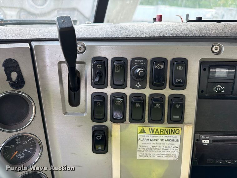 image for item YA4747 2017 Mack CXU613 semi truck