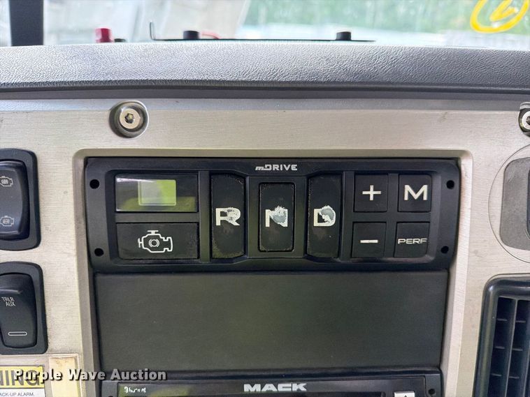 image for item YA4747 2017 Mack CXU613 semi truck