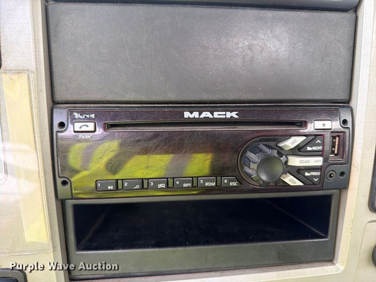 image for item YA4747 2017 Mack CXU613 semi truck