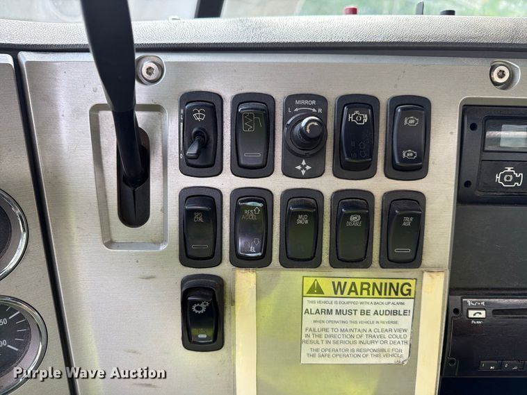 image for item YA4747 2017 Mack CXU613 semi truck