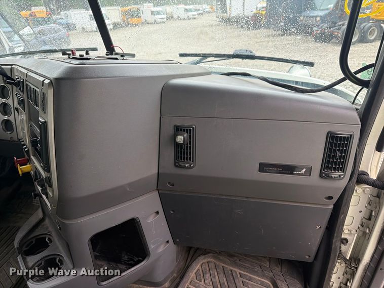 image for item YA4747 2017 Mack CXU613 semi truck