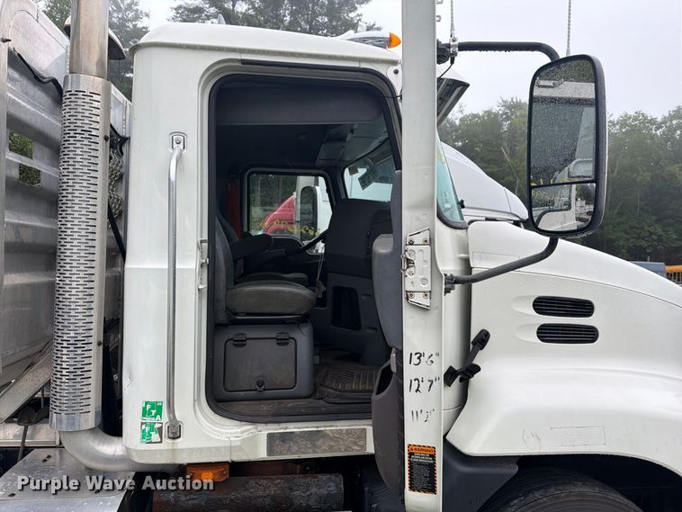 image for item YA4747 2017 Mack CXU613 semi truck