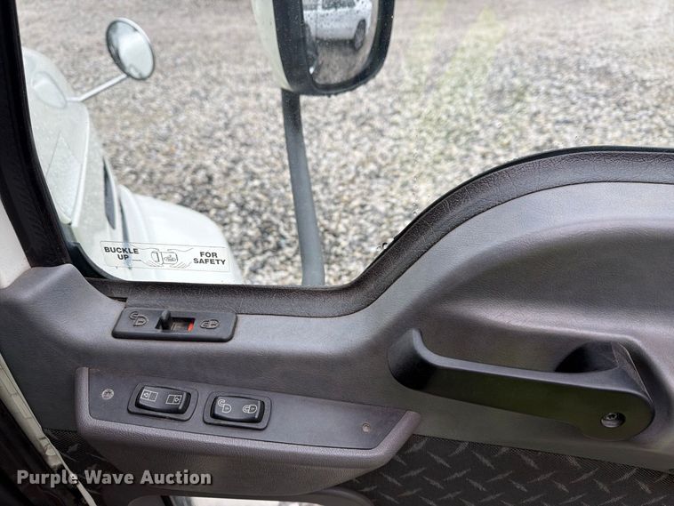 image for item YA4747 2017 Mack CXU613 semi truck