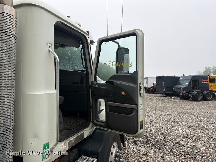 image for item YA4747 2017 Mack CXU613 semi truck