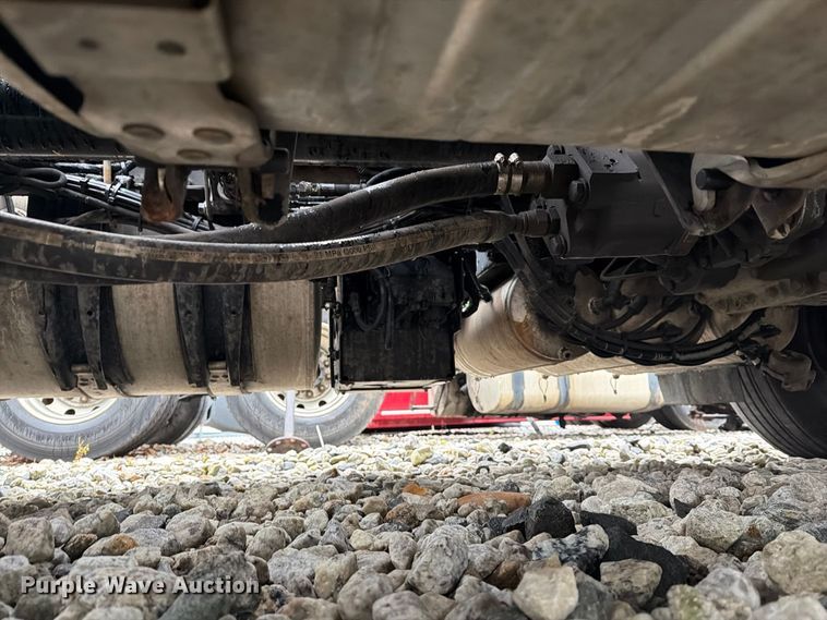 image for item YA4747 2017 Mack CXU613 semi truck