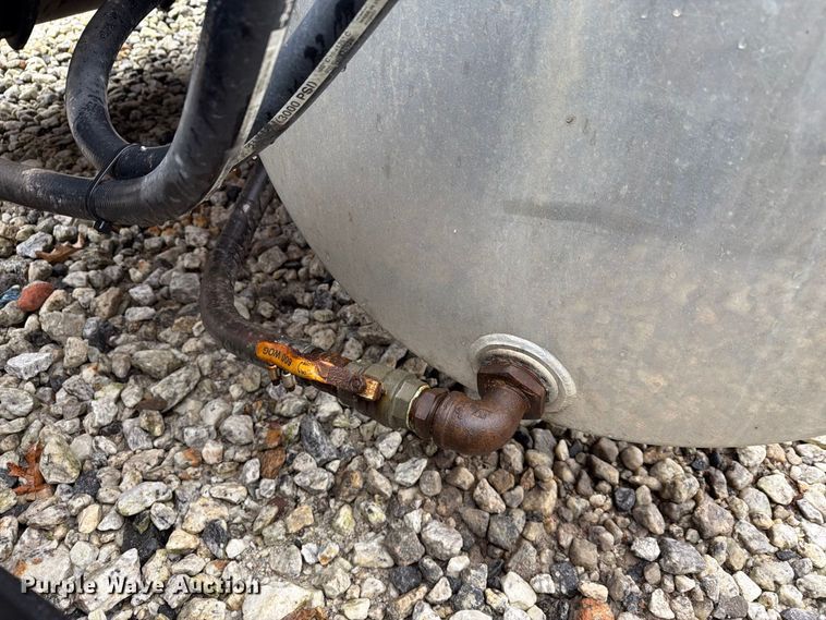 image for item YA4747 2017 Mack CXU613 semi truck