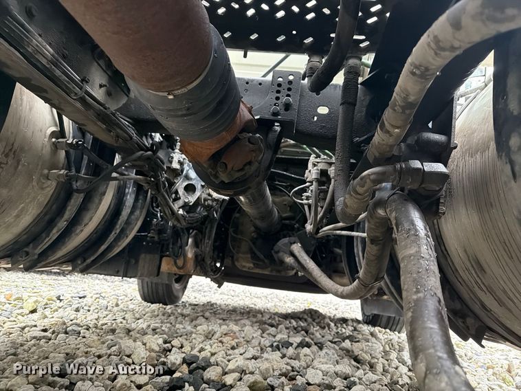 image for item YA4747 2017 Mack CXU613 semi truck
