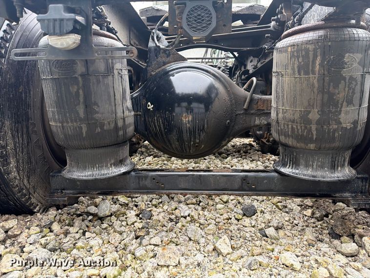 image for item YA4747 2017 Mack CXU613 semi truck