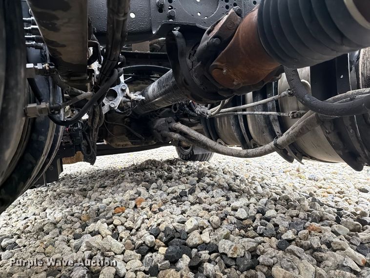 image for item YA4747 2017 Mack CXU613 semi truck