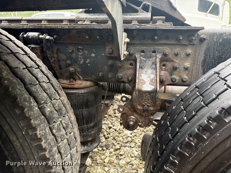 image for item YA4747 2017 Mack CXU613 semi truck