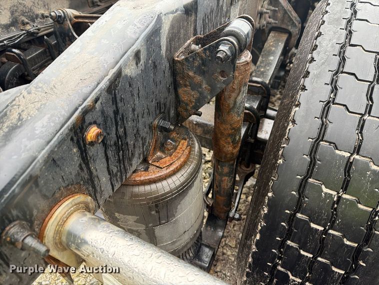 image for item YA4747 2017 Mack CXU613 semi truck