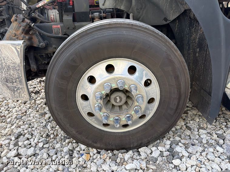 image for item YA4747 2017 Mack CXU613 semi truck