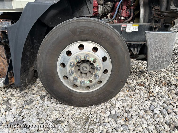 image for item YA4747 2017 Mack CXU613 semi truck