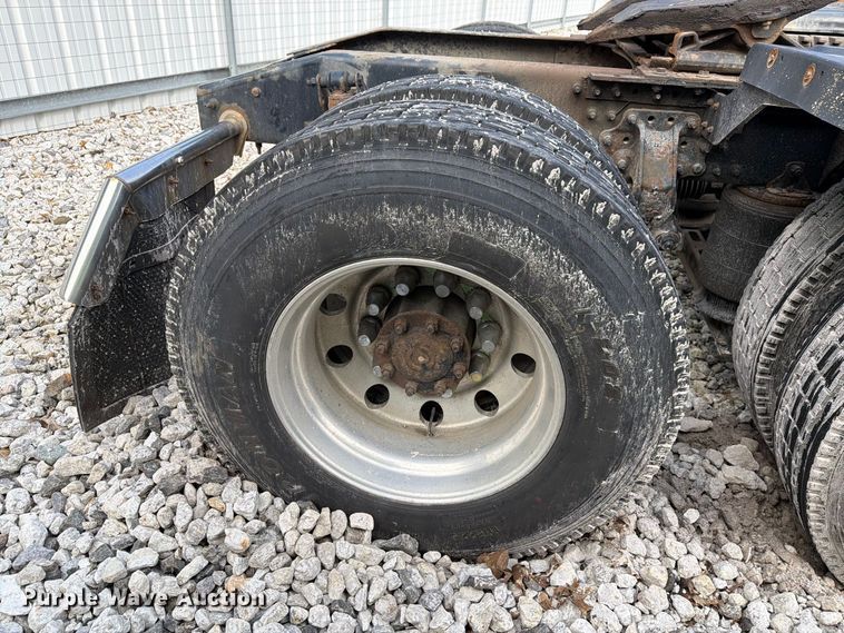 image for item YA4747 2017 Mack CXU613 semi truck