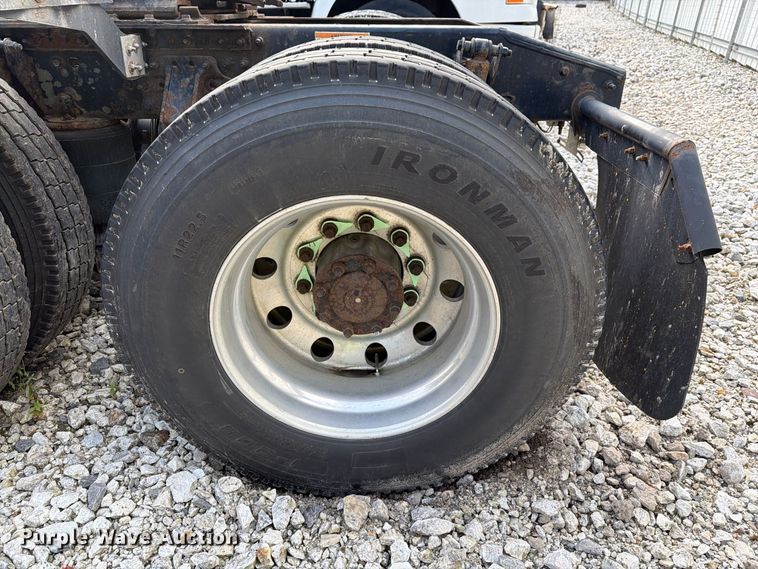 image for item YA4747 2017 Mack CXU613 semi truck