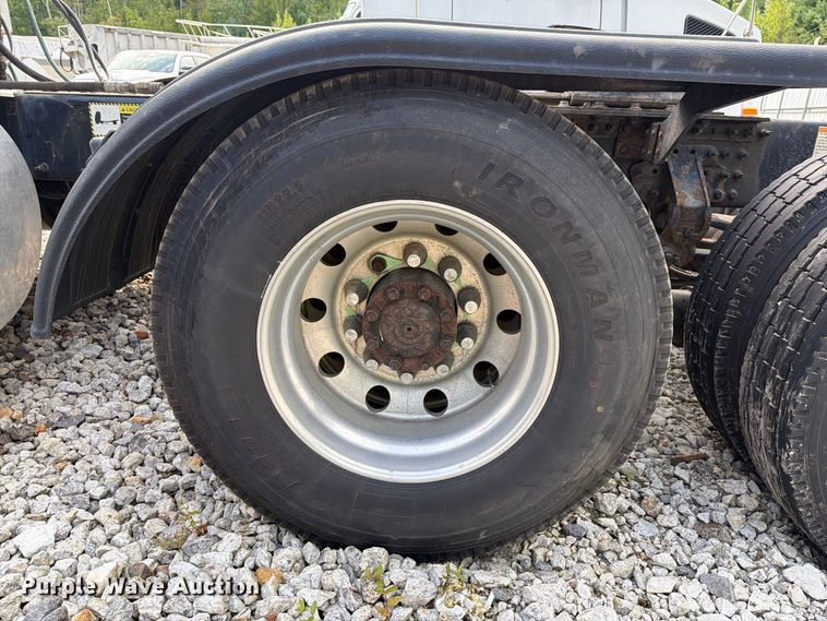 image for item YA4747 2017 Mack CXU613 semi truck