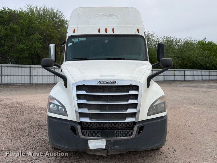 image for item YA6129 2017 Freightliner Cascadia 126 semi truck