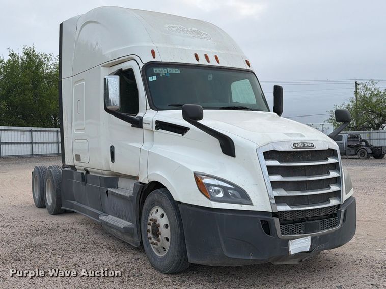 image for item YA6129 2017 Freightliner Cascadia 126 semi truck